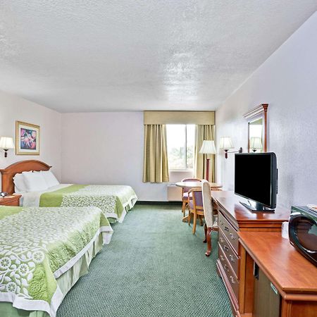 Days Inn & Suites By Wyndham Fullerton Extérieur photo