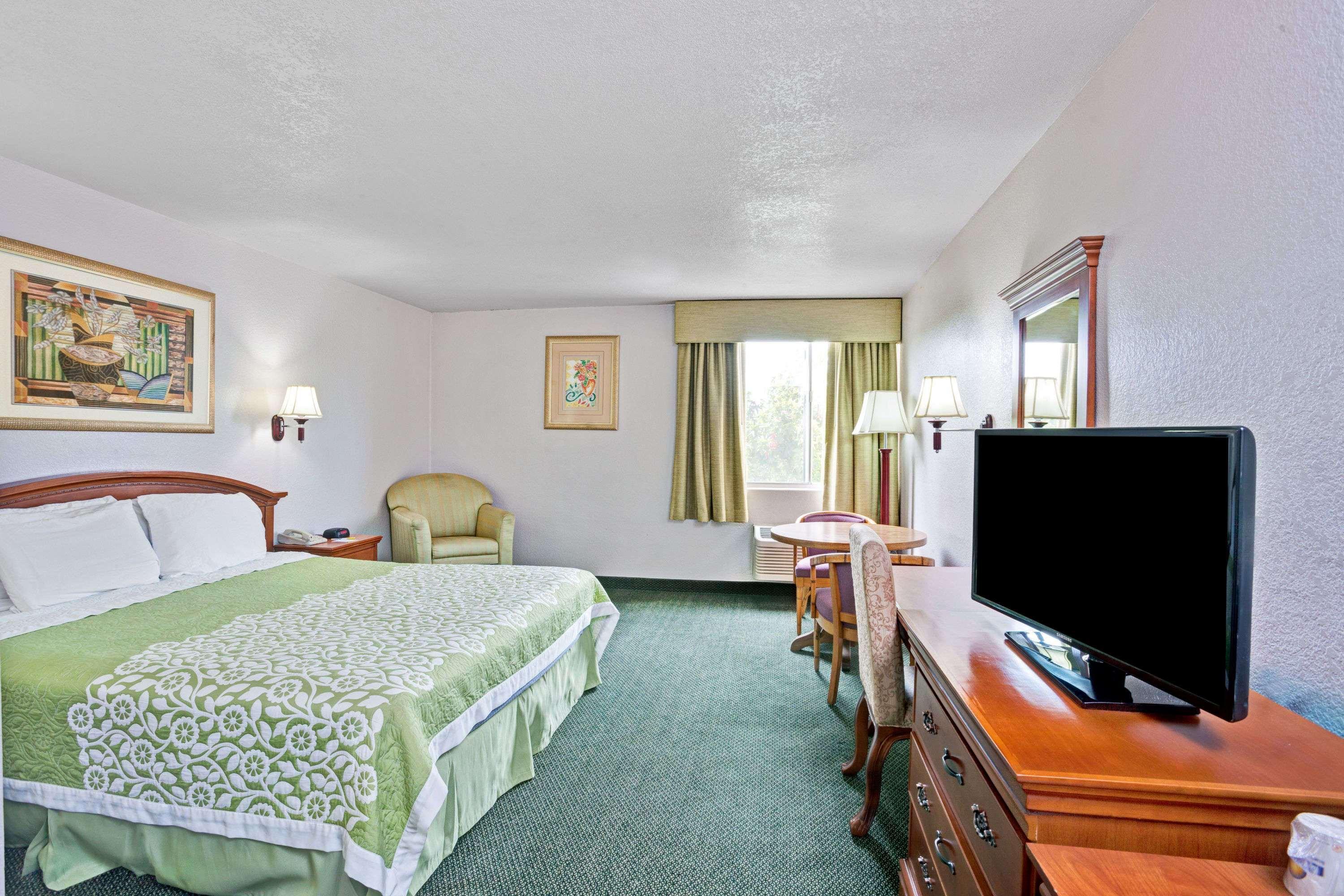 Days Inn & Suites By Wyndham Fullerton Extérieur photo