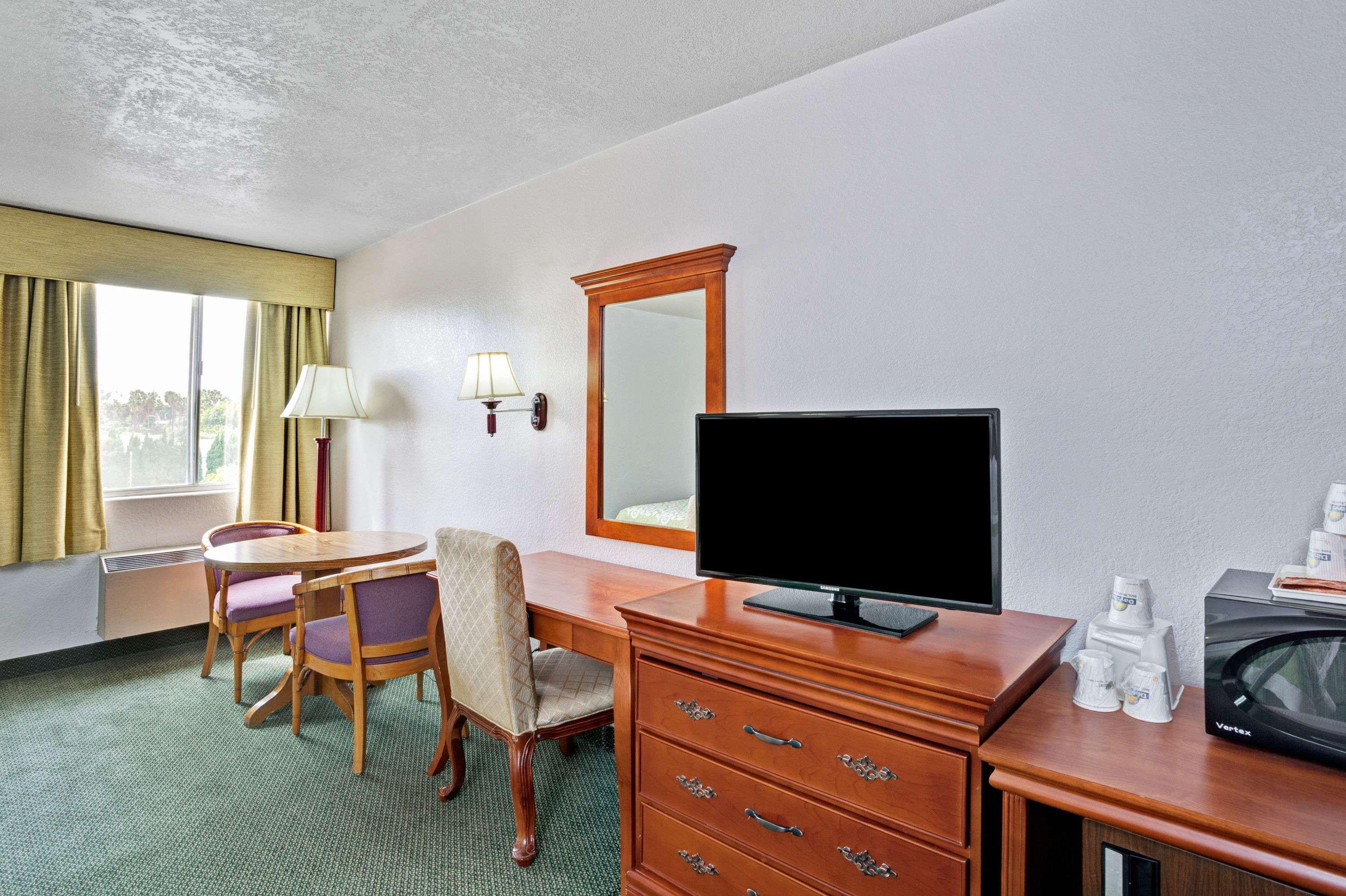 Days Inn & Suites By Wyndham Fullerton Extérieur photo