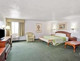 Days Inn & Suites By Wyndham Fullerton Extérieur photo