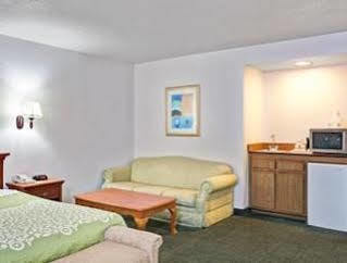 Days Inn & Suites By Wyndham Fullerton Extérieur photo