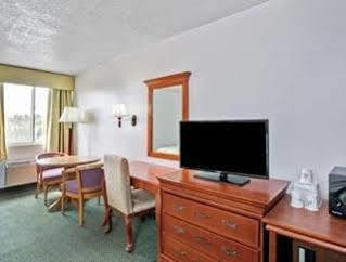 Days Inn & Suites By Wyndham Fullerton Extérieur photo